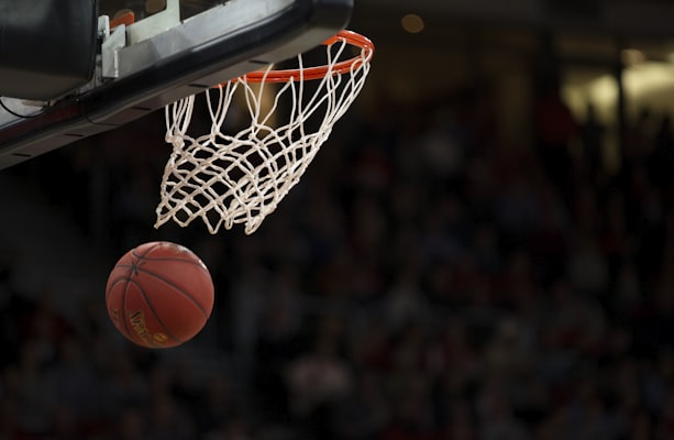 NBA季后赛篮球比赛激烈对抗